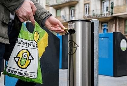 Plantes décoratives sur un rebord de fenêtre